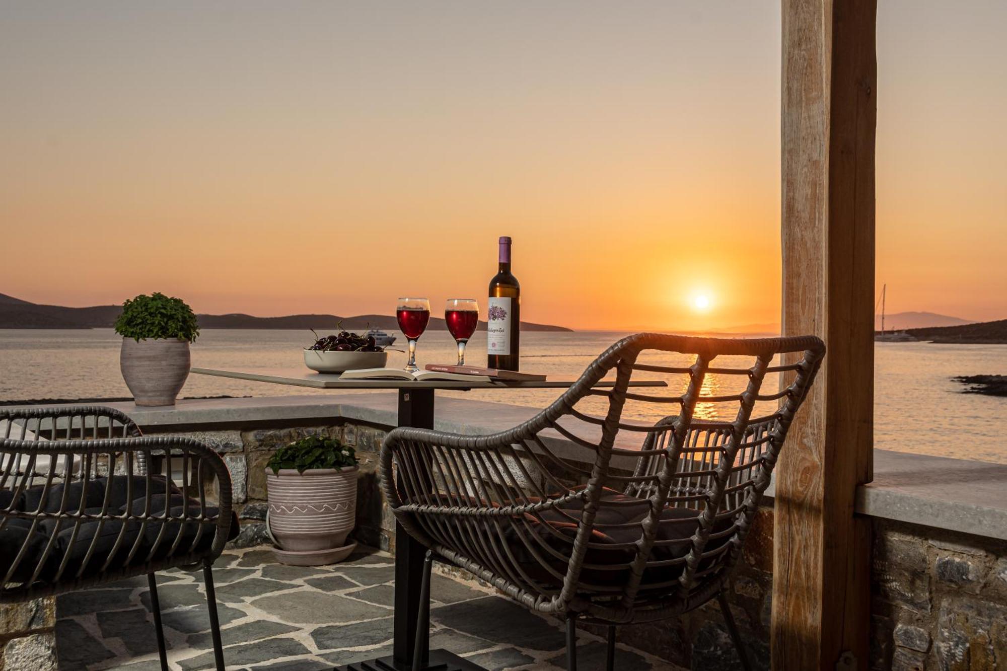 Porto Dema Luxury Suites Schoinoussa Exterior photo